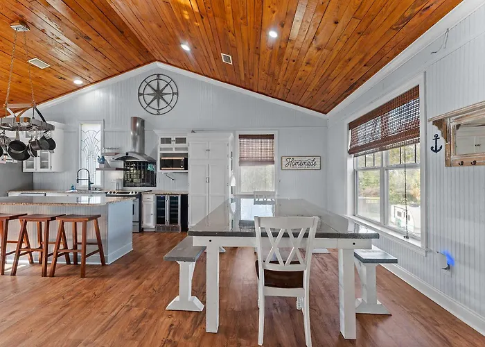 Spacious Foley Retreat Sleeps 12 Game Room Theater